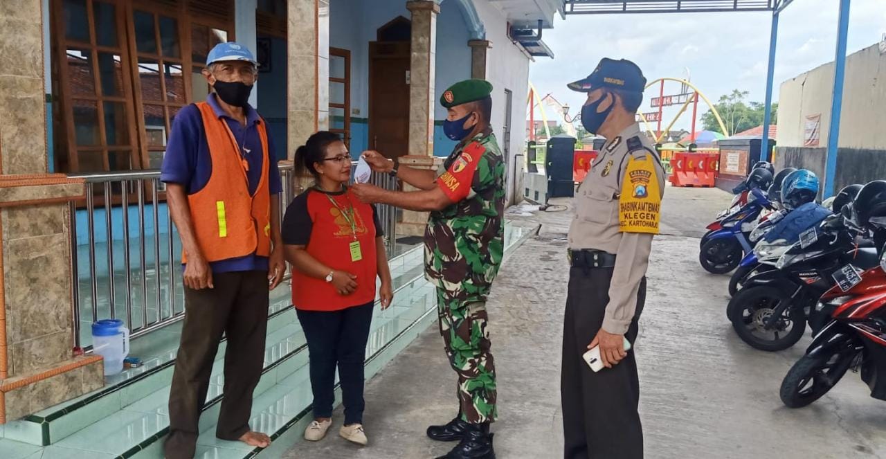 Keliling Kampung Bagikan Masker, Babinsa Kartoharjo Imbau Warga Patuhi Prokes