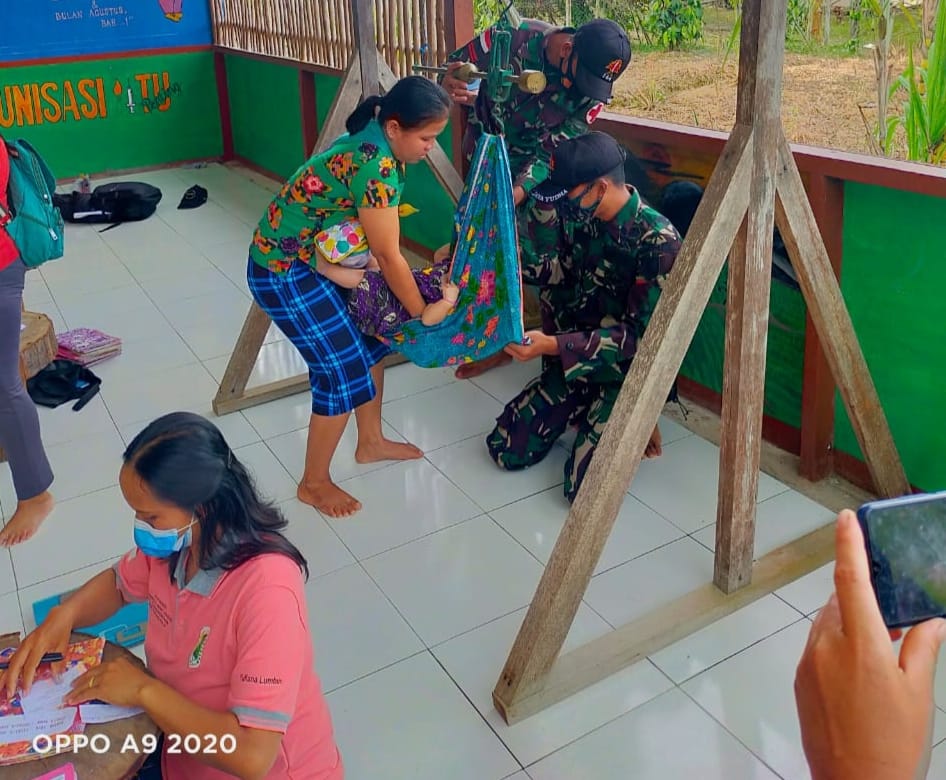 Satgas Yonif 144/JY Gelar Posyandu Bersama Nakes Puskesmas Desa Langau