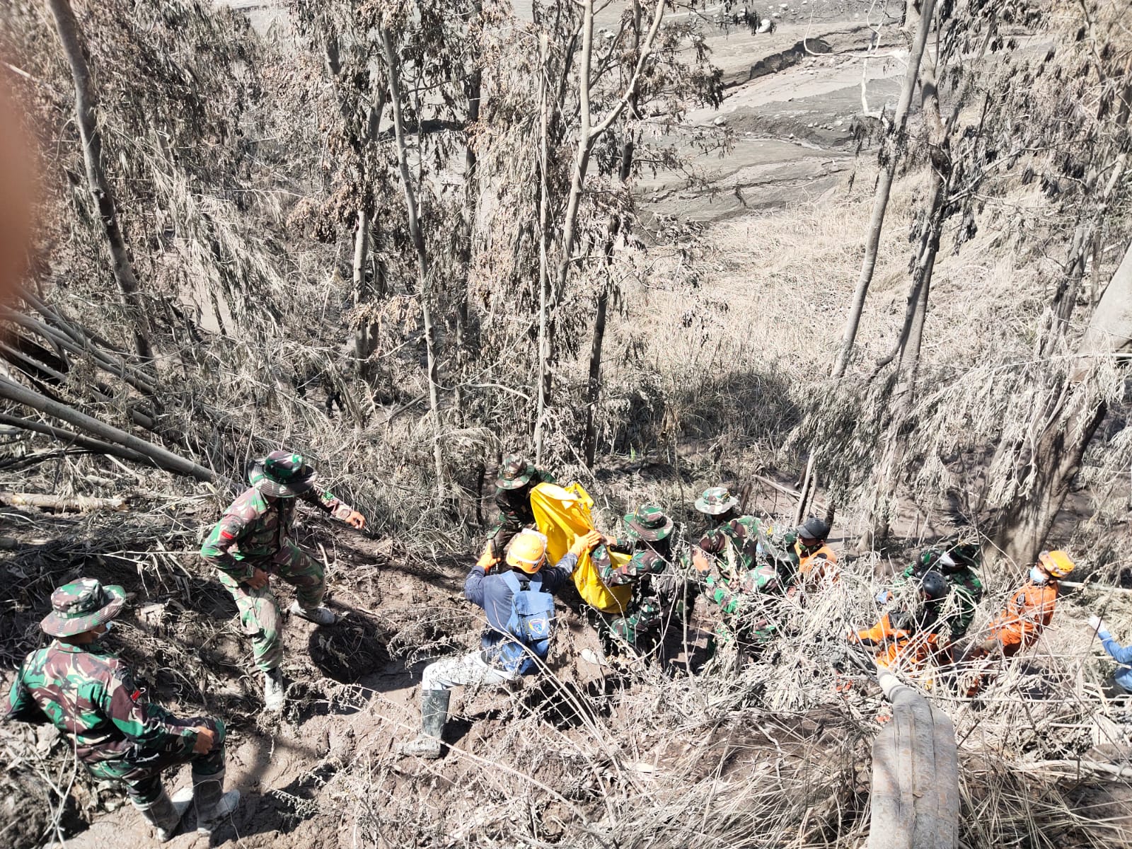 Prajurit TNI AD Cari Korban dan Evakuasi Warga Terdampak Musibah Gunung Semeru