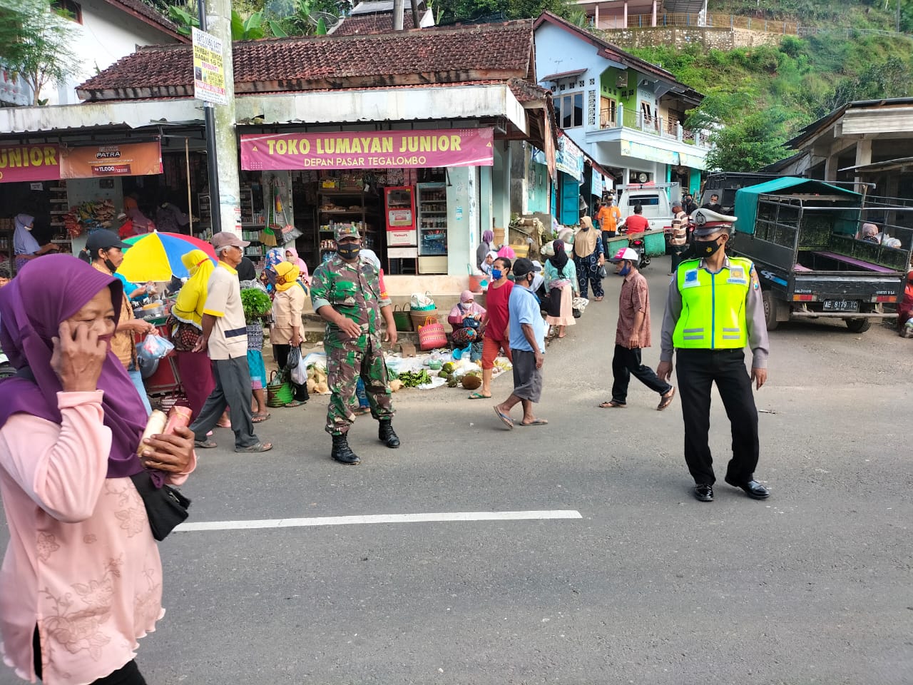 Koramil 0801/04 Tegal Ombo Tanpa Mengenal Lelah Edukasi Warga Taat Protokol Kesehatan