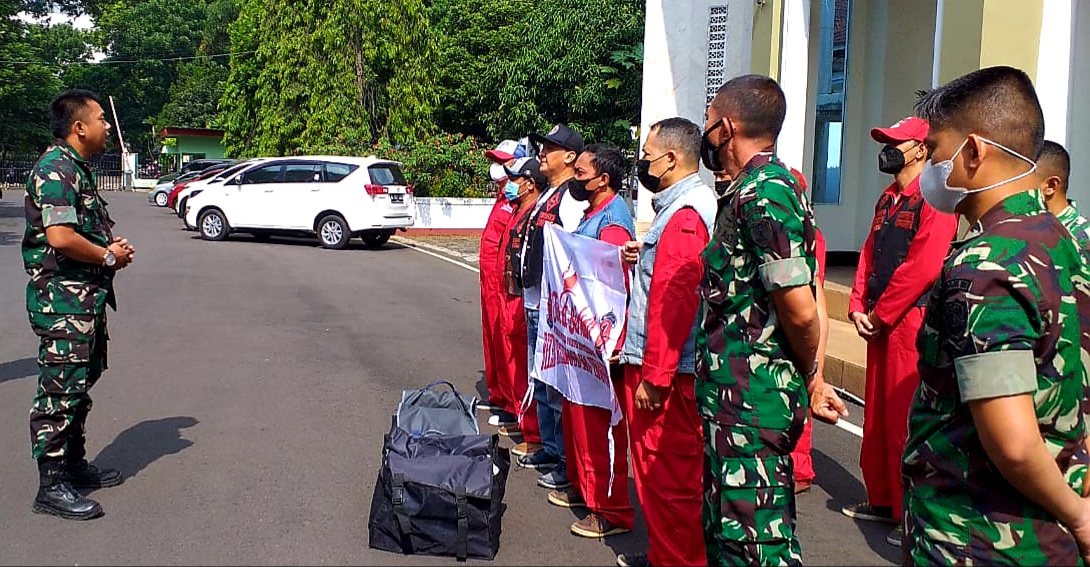 Kapendam III/Slw, Bersih-Bersih Masjid Eratkan Tali Silaturahmi