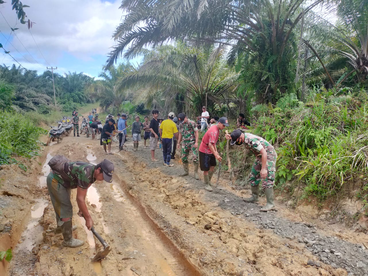 Satgas Yonif 144/JY Benahi Akses Jalan Penghubung Warga Desa Perbatasan