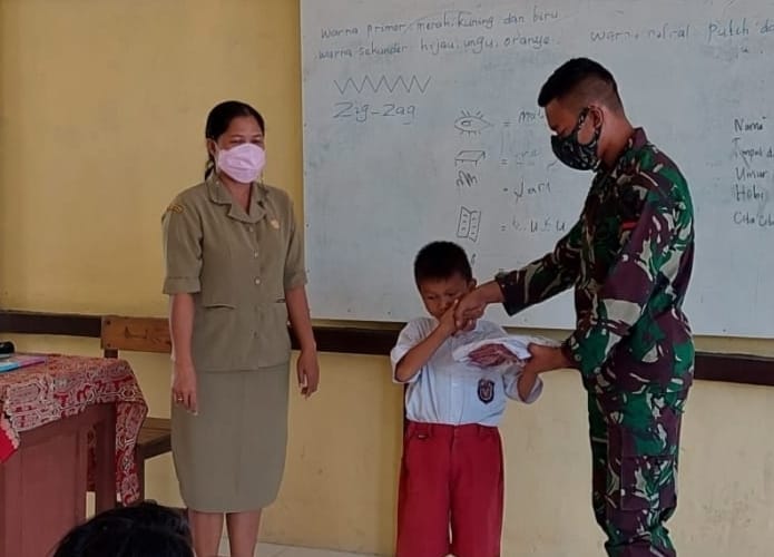 Cerdaskan Generasi Penerus Bangsa, Satgas Yonif 144/JY Gadik IPA dan Bagikan Sargal Daju di SDN 02 Perbatasan