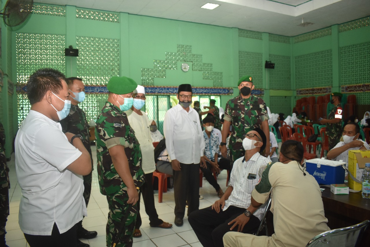 Danrem 063/SGJ Tinjau Serbuan Vaksinasi Pelajar dan Masyarakat di MAN 2 Babakan