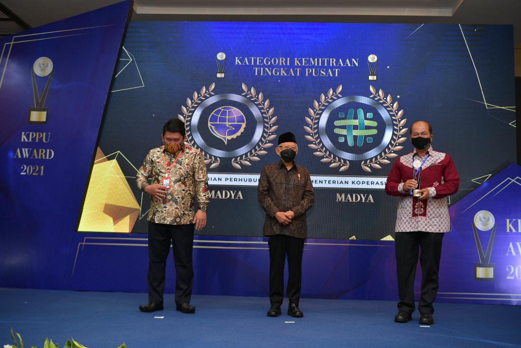 Kementerian Koperasi dan UKM Raih Anugerah KPPU Award 2021 Kategori Kemitraan Usaha