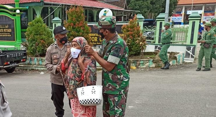 Gelar Operasi Yustisi, TNI-Polri Madiun Turun Ke Jalan Bagikan Masker