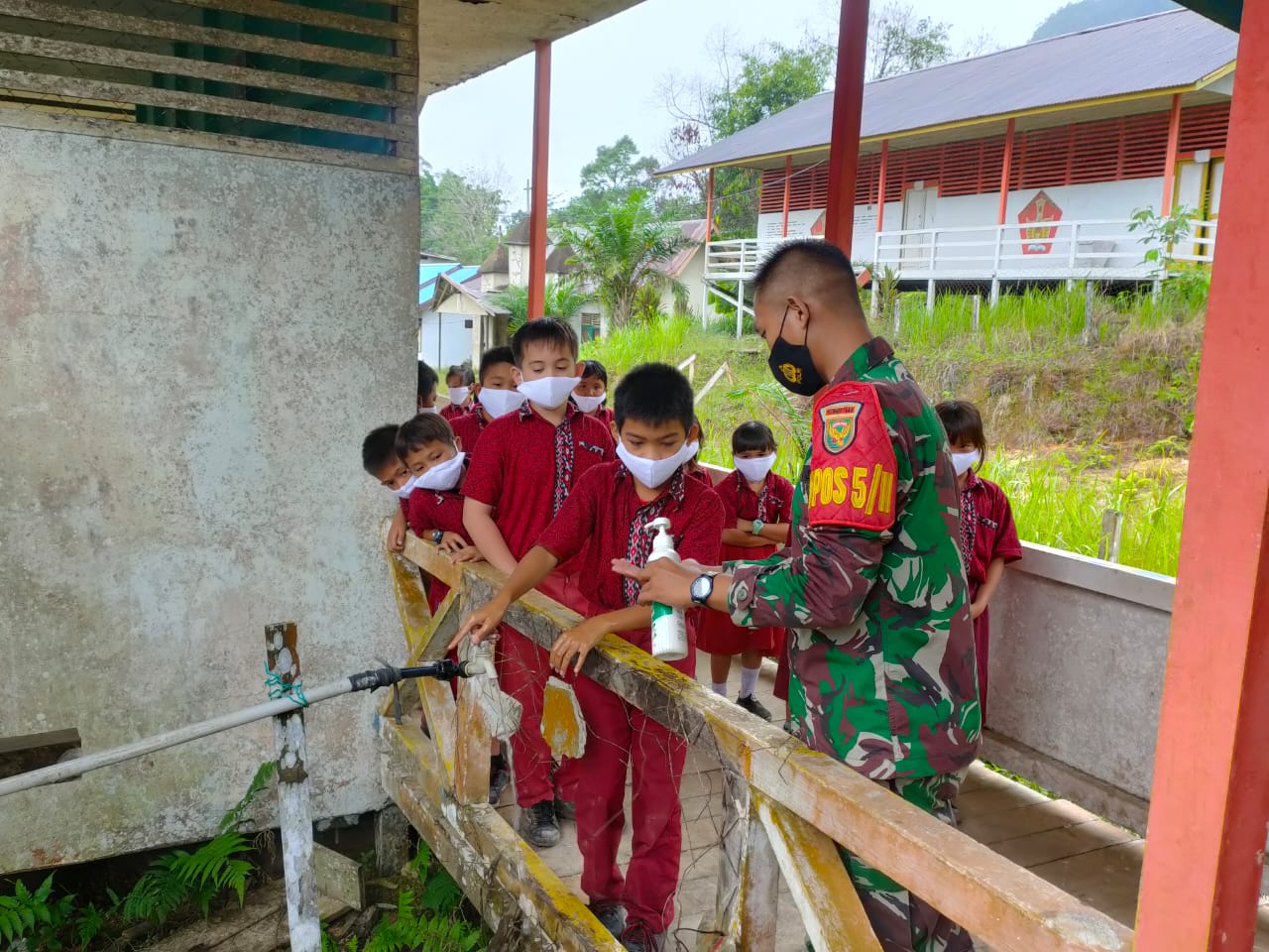 Satgas Yonif 144/JY Ajarkan 3M Guna  Pencegahan Covid-19 di SDN 01 Perbatasan