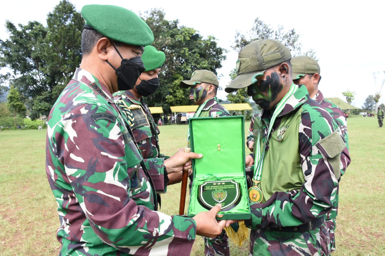 Prajurit Divif 2 Kostrad Menorehkan Prestasi Pada Latihan Perang Hutan TA. 2021