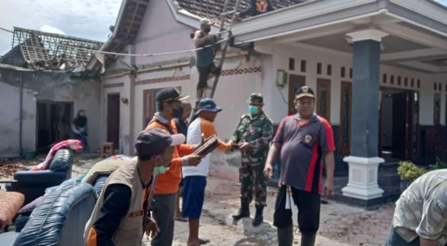 Ratusan Personil Gabungan TNI-Polri Madiun Bantu Atasi Dampak Bencana Puting Beliung