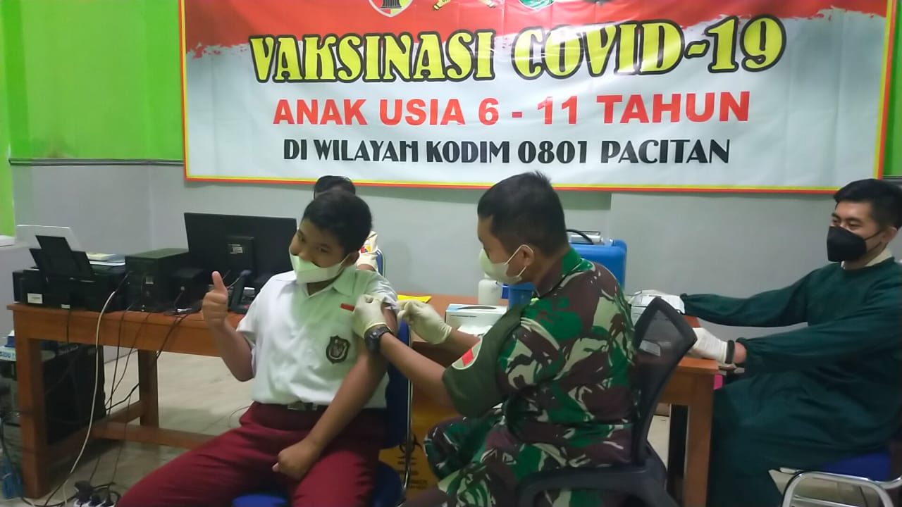 Kodim 0801 Pacitan Bersama Polkes Pacitan Lakukan Vaksinasi Anak Usia 6 – 11 Tahun