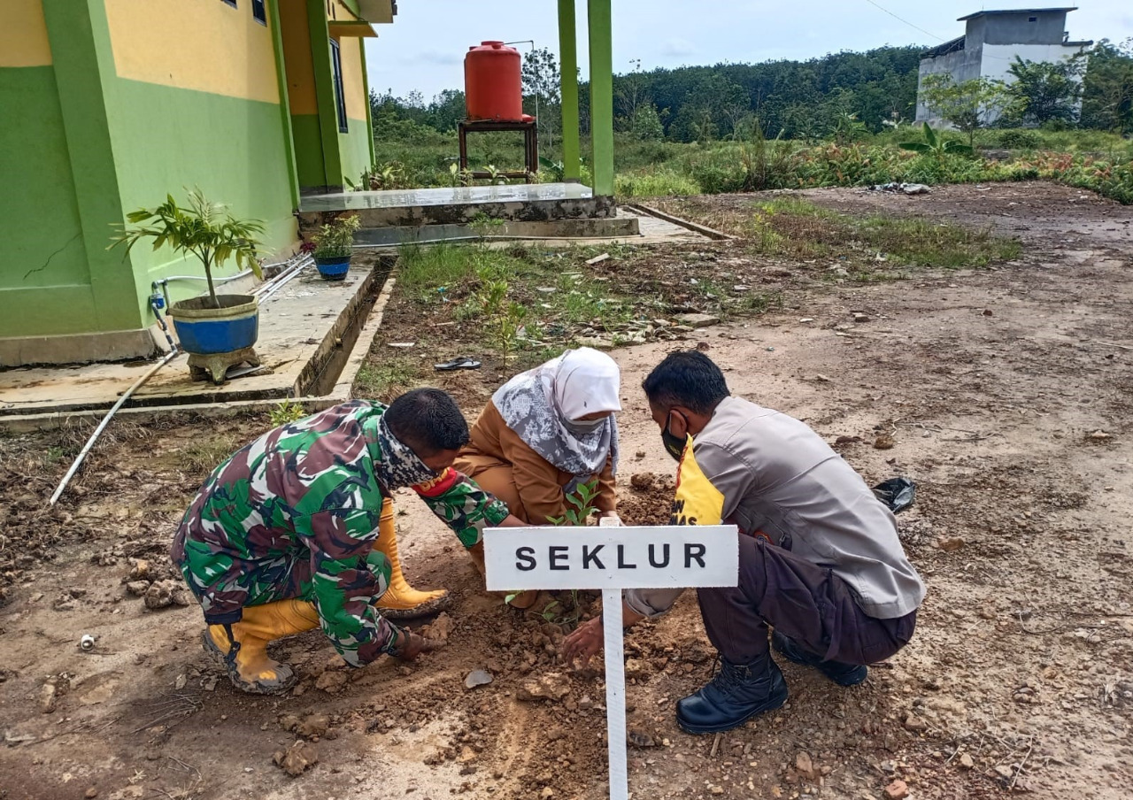 Melalui Kegiatan Penanaman Pohon, Babinsa Dondang Ajak Lestarikan Lingkungan