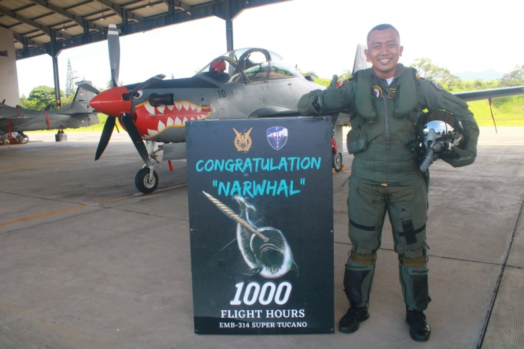 Lettu Pnb Bimo “Narwhal” Triatmojo Raih 1000 Jam Terbang Pesawat EMB 314 Super Tucano