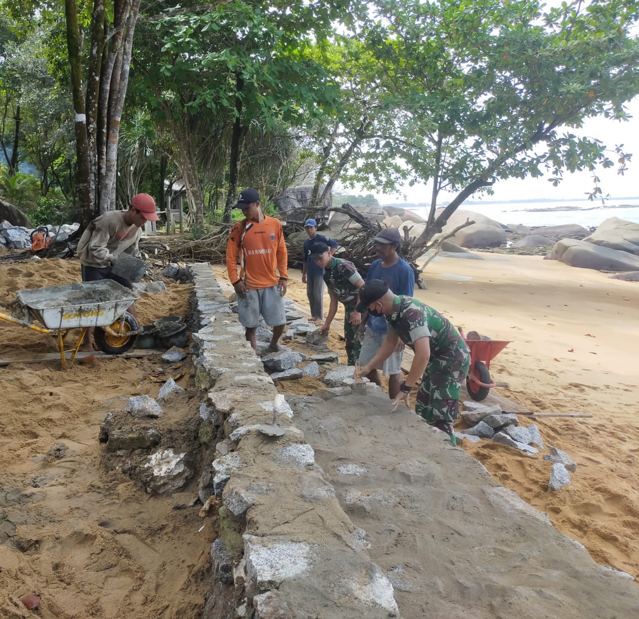 Cegah Abrasi Pantai, Satgas Pamtas Yonif Mekanis 643/Wns Dan Warga Bangun Tanggul Penahan Abrasi Di Pantai Maludin