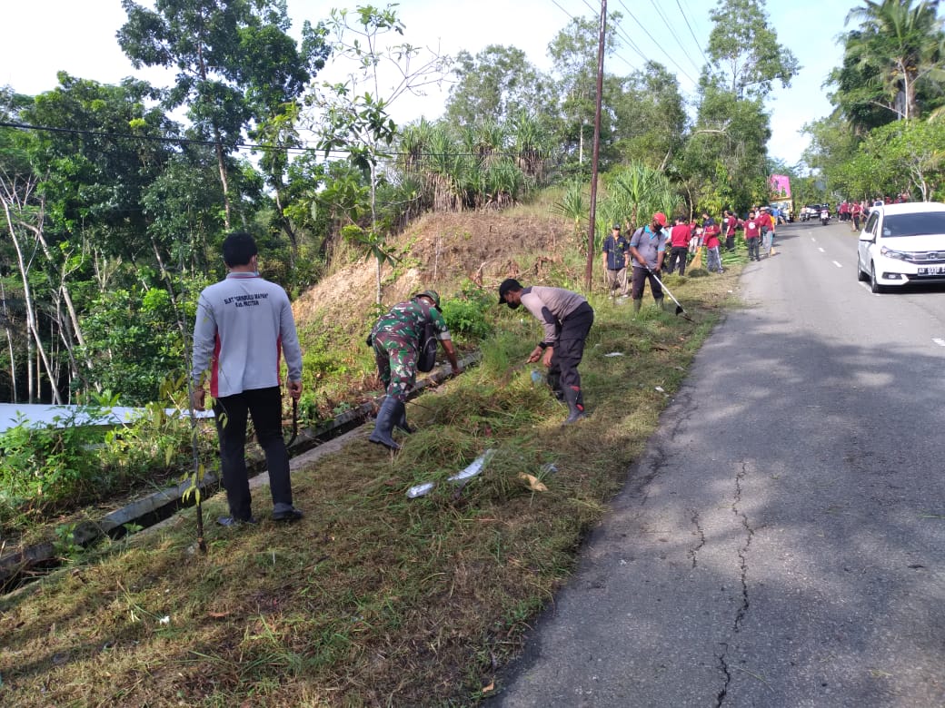 Kemanunggalan TNI-Rakyat, Babinsa Koramil 0801/01 Pacitan Laksanakan Karya Bakti Bersama Warga