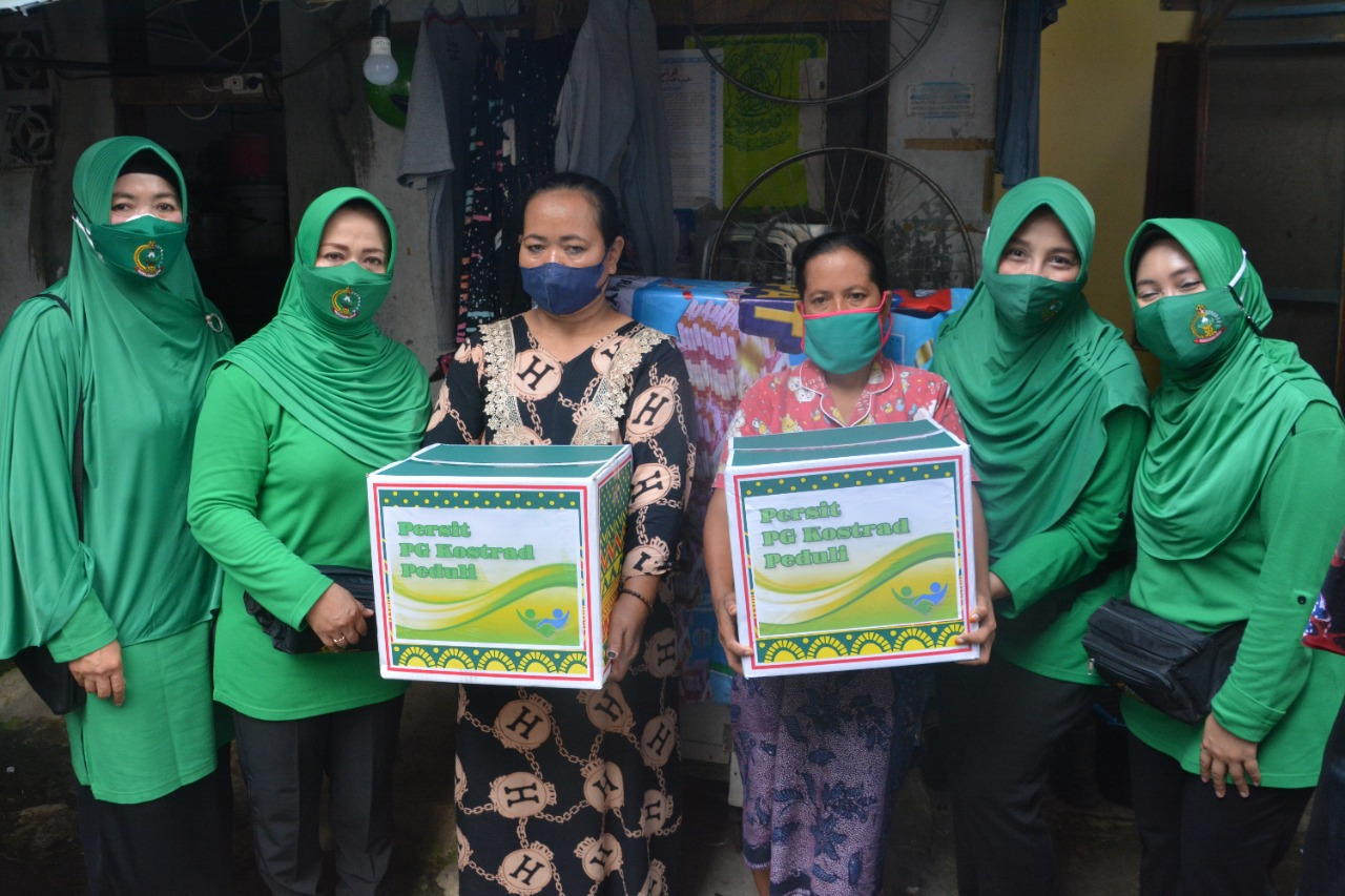 Jum’at Berkah, Persit KCK PG Kostrad Bagikan Sembako