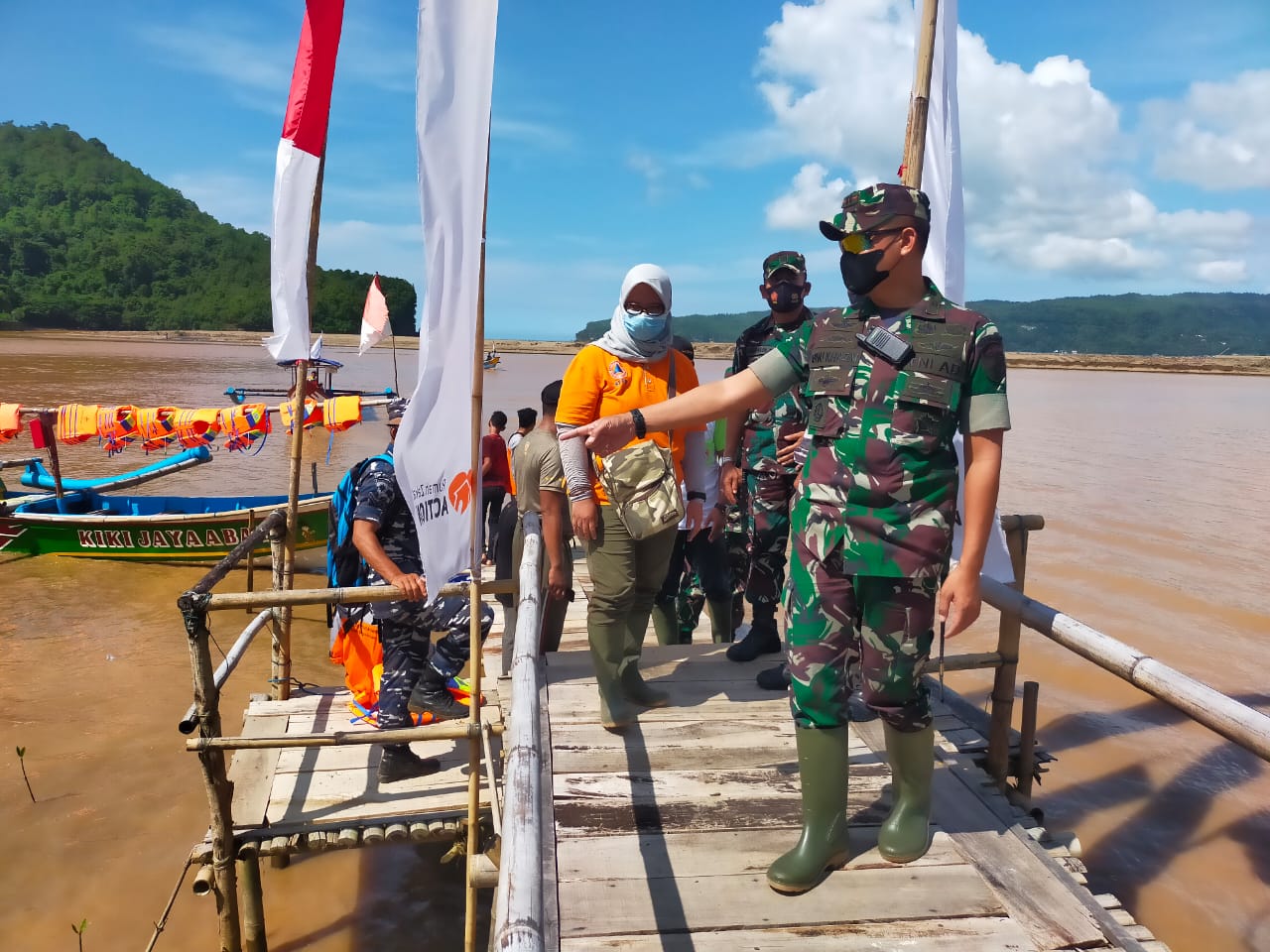 Dandim 0801 Pacitan Bersama Unsur Terkait Meninjau Lokasi Penanaman Pohon Mangrove