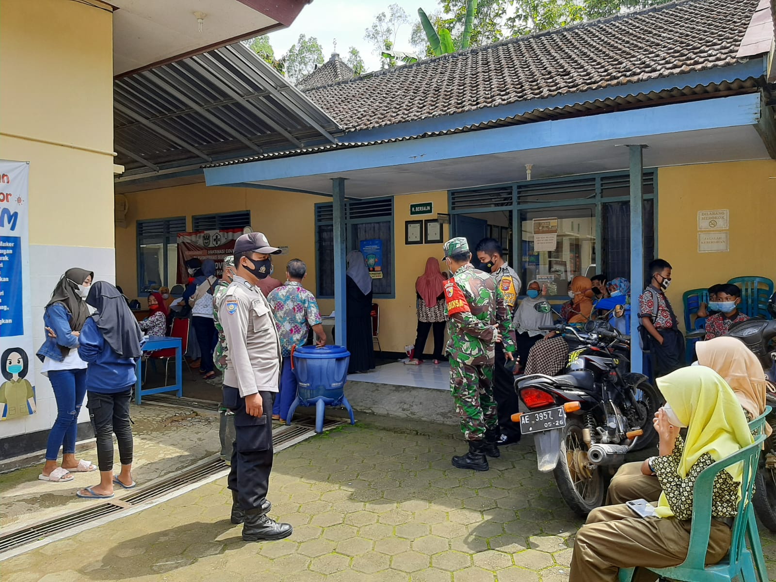 Dampingi Vaksinasi, Sinergi Babinsa Koramil 0801/09 Sudimoro Dan Babinkamtibmas Tetap Samangat