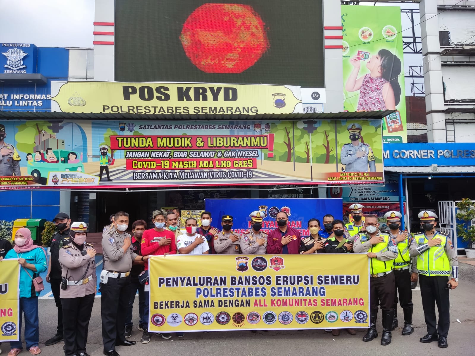 Kapolrestabes Semarang Lepas 5 Truk Berisi Baksos Peduli Semeru