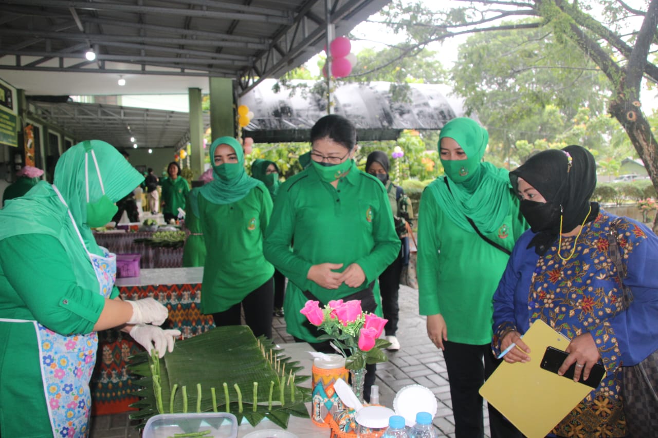 Peringati Hari Ibu, Ketua Persit KCK Daerah XII/Tpr Buka Lomba Menghias Tumpeng