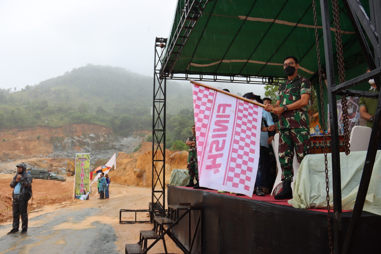 Pangdam XII/Tpr Buka Lomba Grass Track Trail Peringatan Hari Infanteri