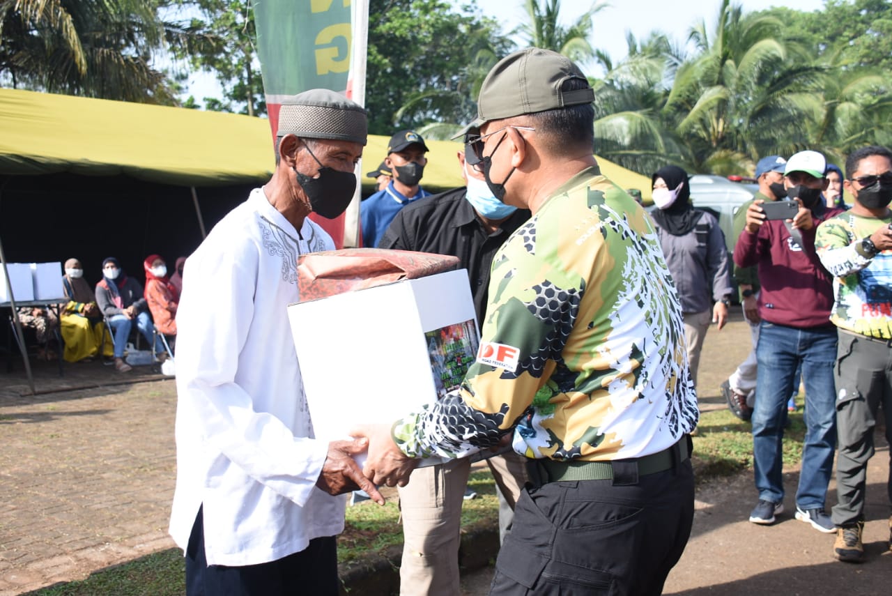 Kasad Bagikan Sembako Kepada Warga Sekitar Daerah Latihan Cipatat