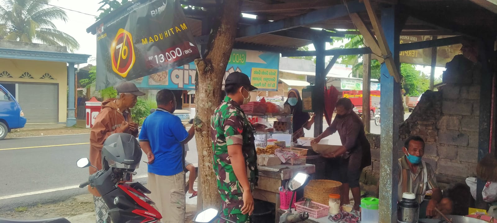 Pantau Prokes, Koramil 0801/11 Donorojo Blusukan Di Pasar Tradisional