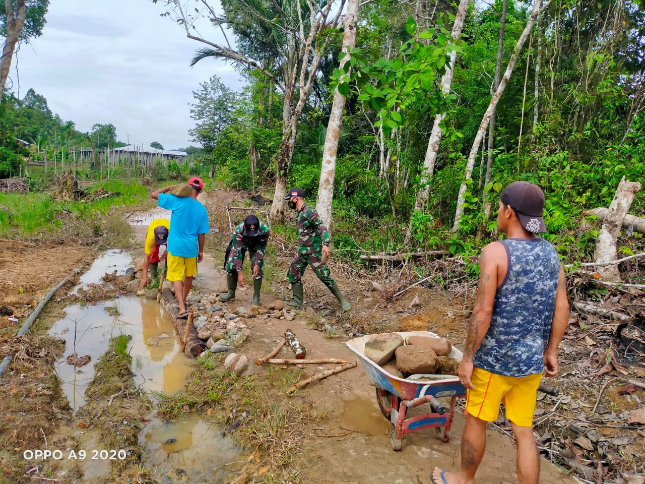 Karya Bhakti Satgas Yonif 144/JY Bersama Warga Perbaki Jalan Rusak di Perbatasan