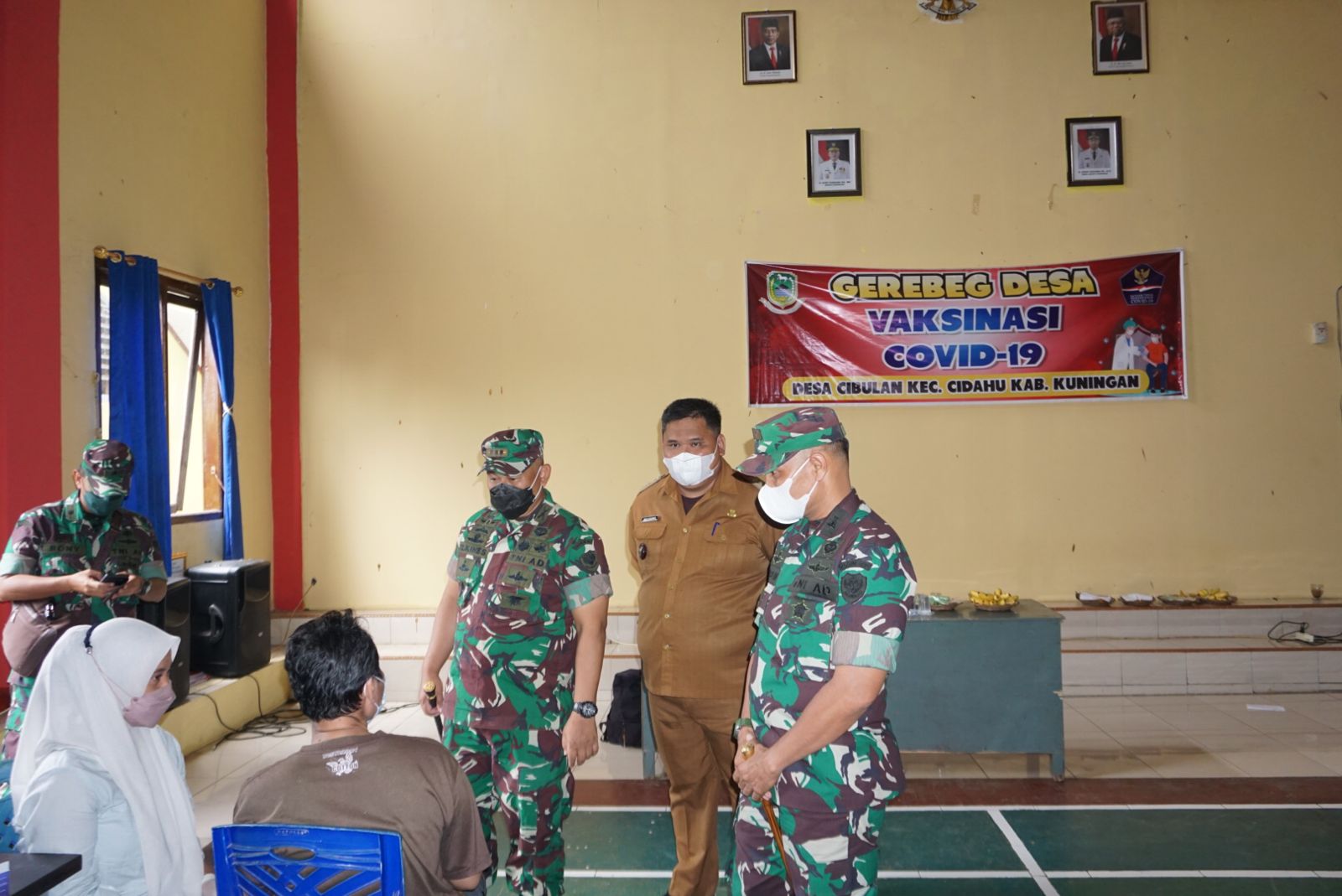 Danrem 063/SGJ Tinjau Gerebeg Desa Vaksinasi Covid-19 di Balai Desa Cibulan, Kuningan