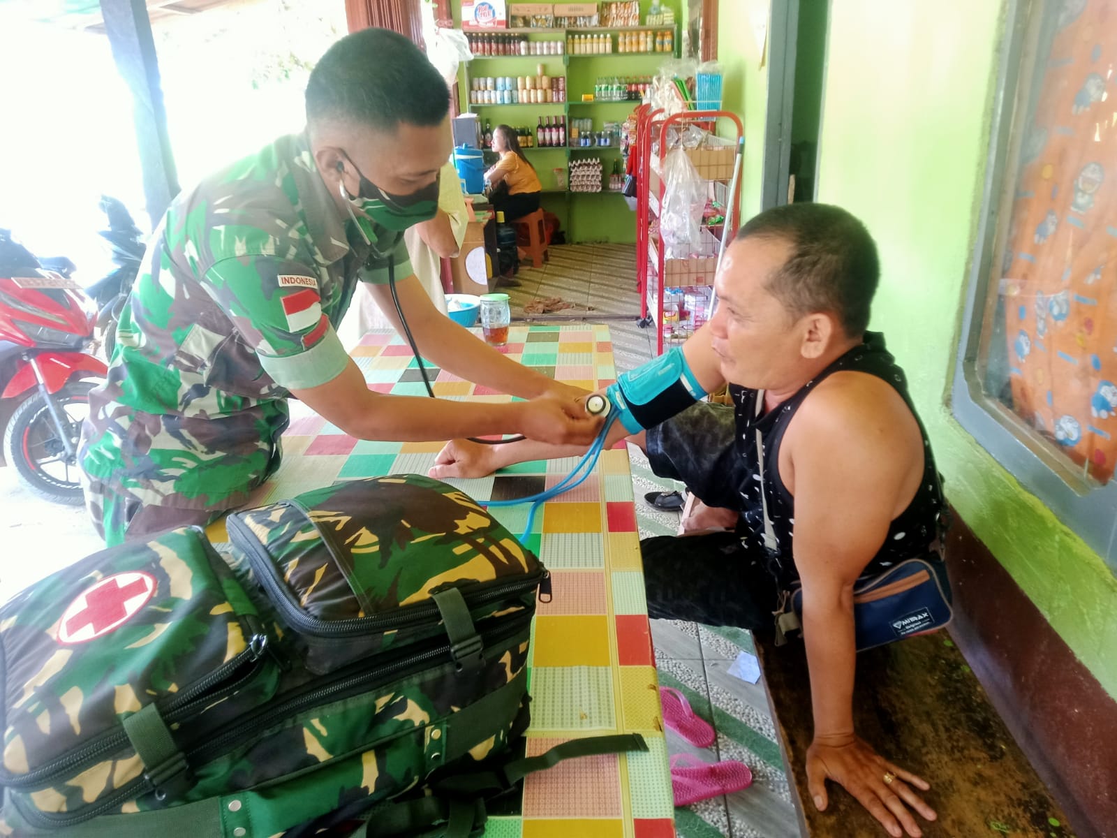 Maksimalkan Pelayanan Kesehatan Masyarakat, Satgas Pamtas Yonif Lakukan Pengobatan Door to Door dan Pembagian Masker