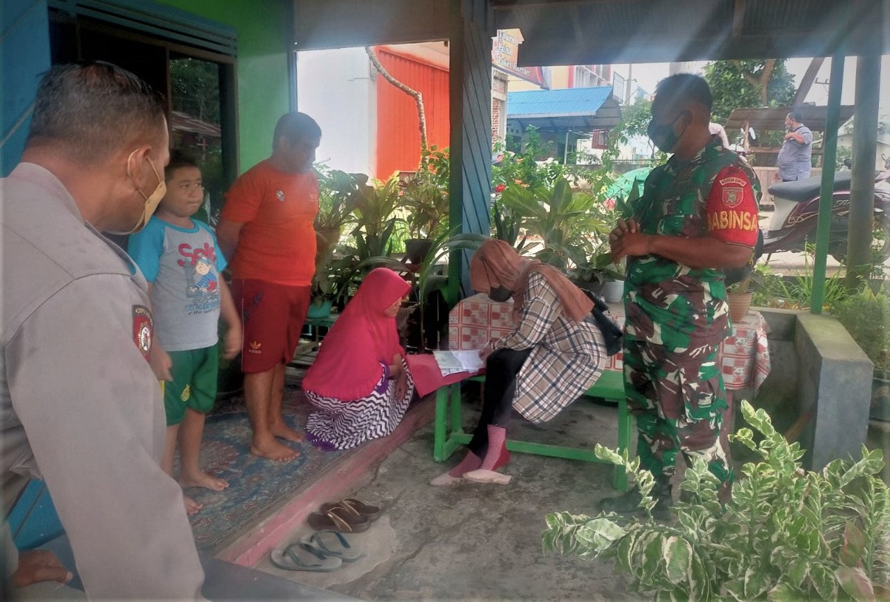 Door To Door, Babinsa Muara Jawa Pesisir Lakukan Pendataan Warganya Belum Mendapat Vaksinasi