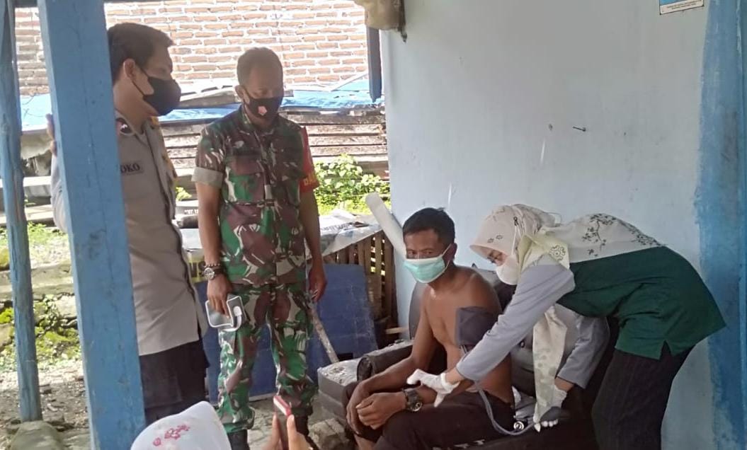 Door To Door Babinsa Koramil 05/Wungu Dampingi Vaksinasi Terhadap Lansia