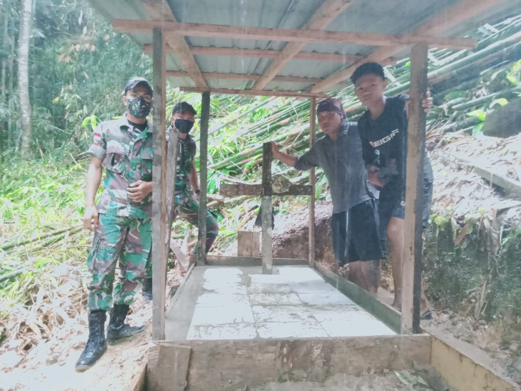 Bantu Warga Sekitar, Satgas Pamtas Yonif Mekanis 643/Wns Karya Bhakti Bangun Rumah Makam Di Perbatasan