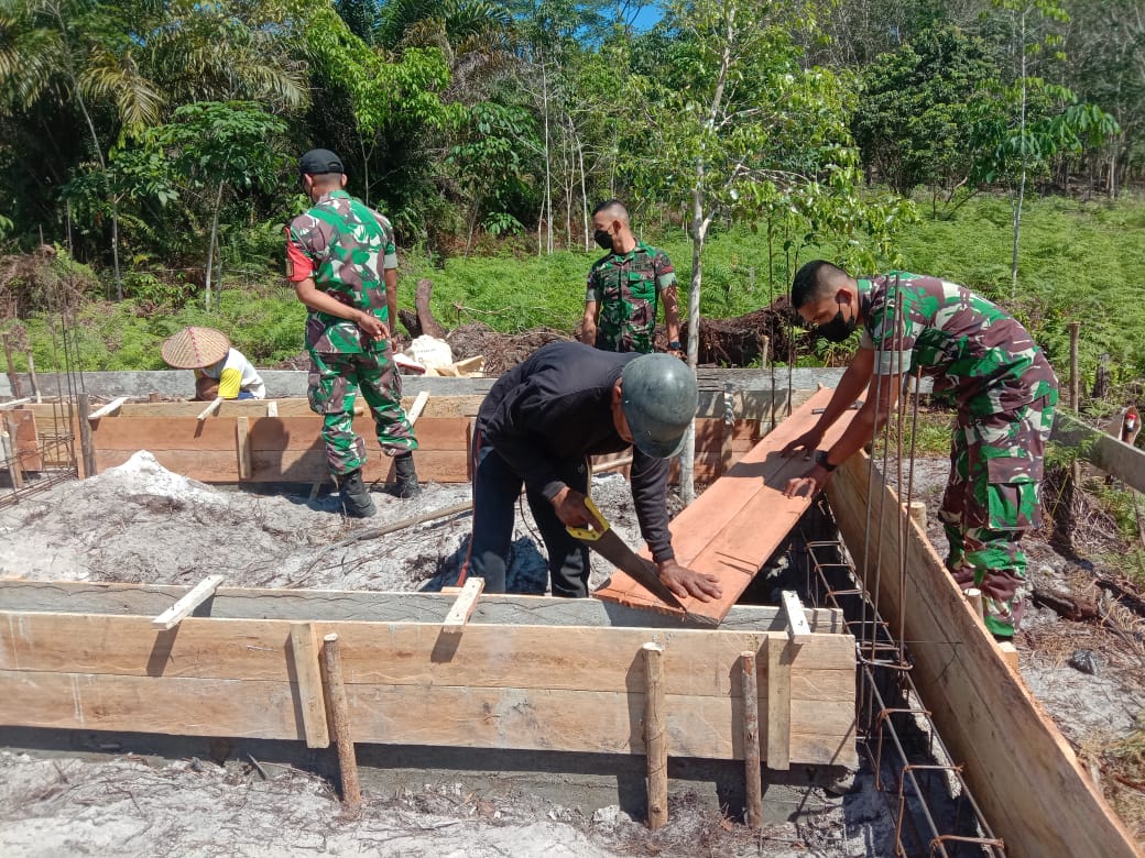 Manunggal Dengan Rakyat, Satgas Pamtas RI-MLY Yonif Mekanis 643/Wns Bantu Bangun Rumah Warga Perbatasan