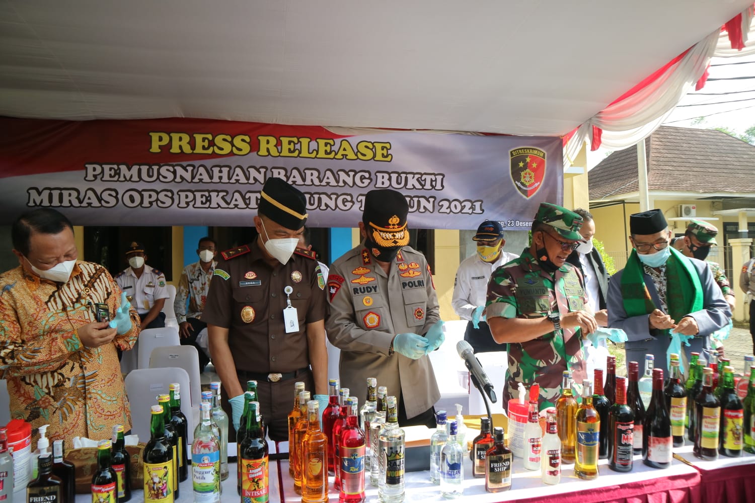 Polda Banten Musnahkan Puluhan Ribu Botol Miras Jelang Nataru