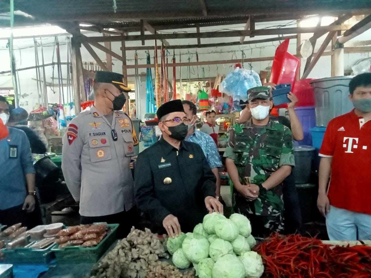 Jelang Nataru, Dandim 1401/Mejene Bersama Bupati Sidak Harga Pangan di Pasar Sentral