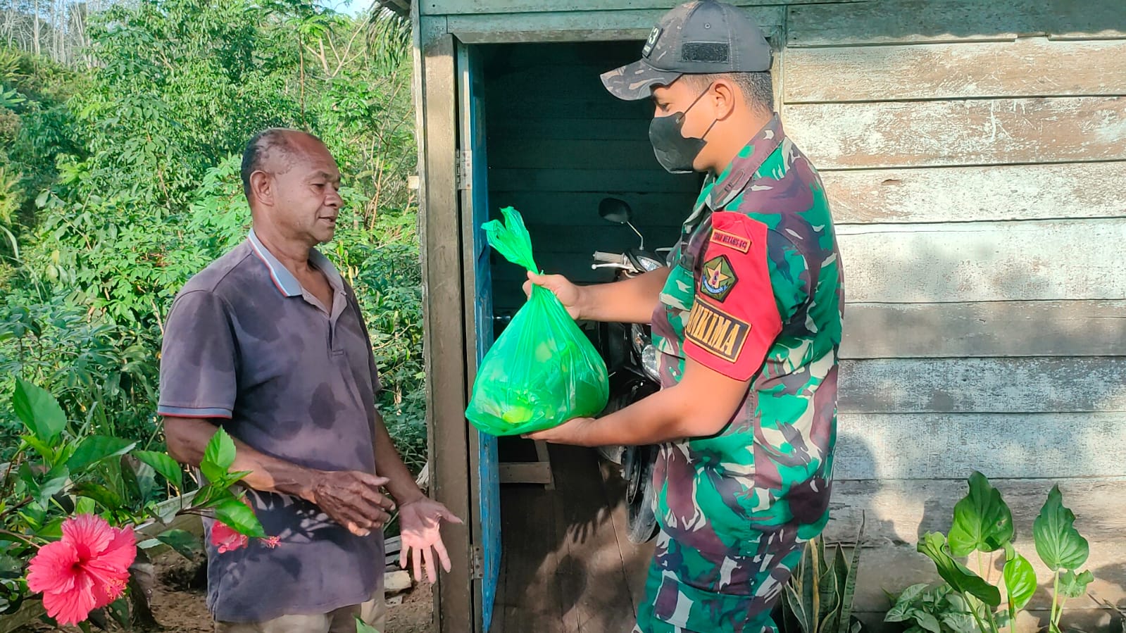 Rangkaian HUT Satuan Dan Sambut Natal, Satgas Pamtas Yonif Mekanis 643/Wns Lakukan Baksos Pembagian Sembako