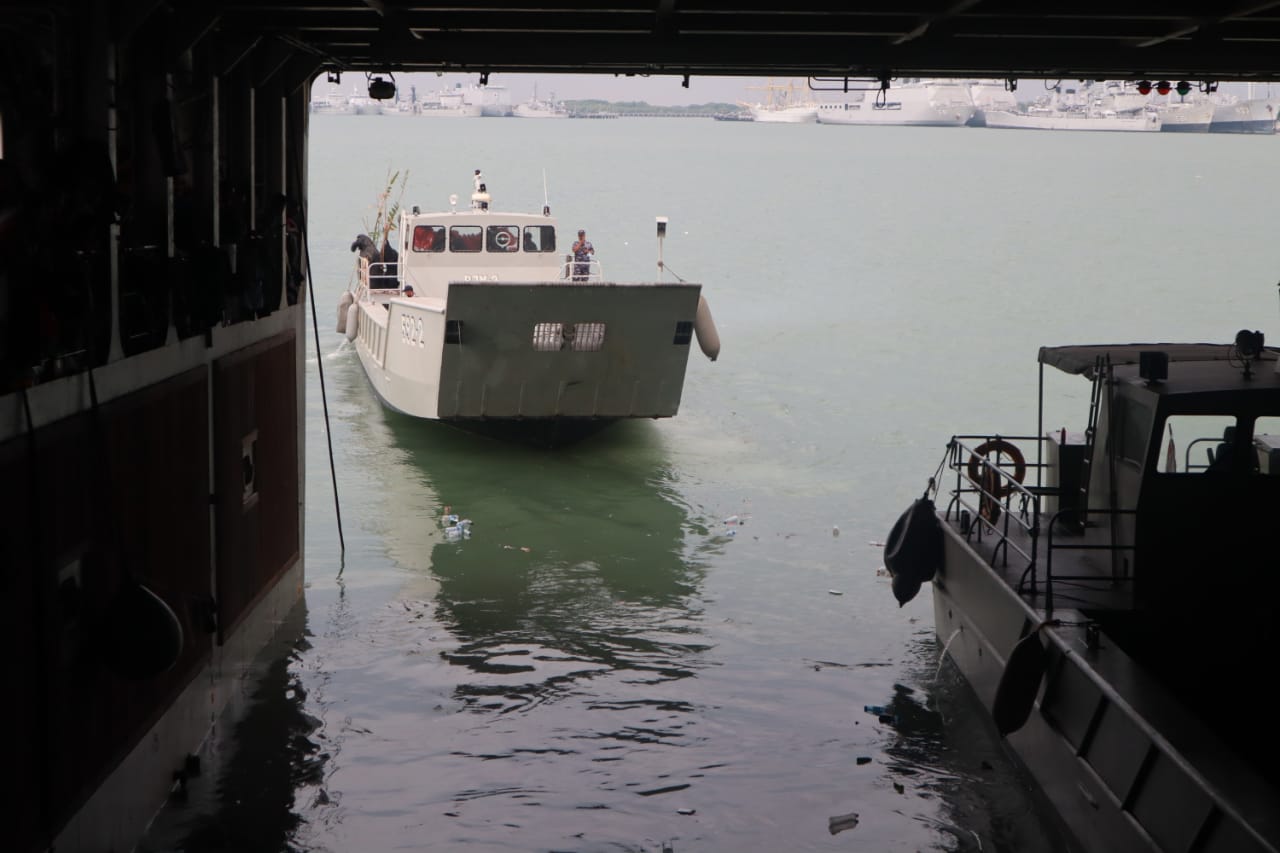 KRI Banjarmasin 592 Latihan Peran Docking Undocking Dukung Tugas Kolinlamil