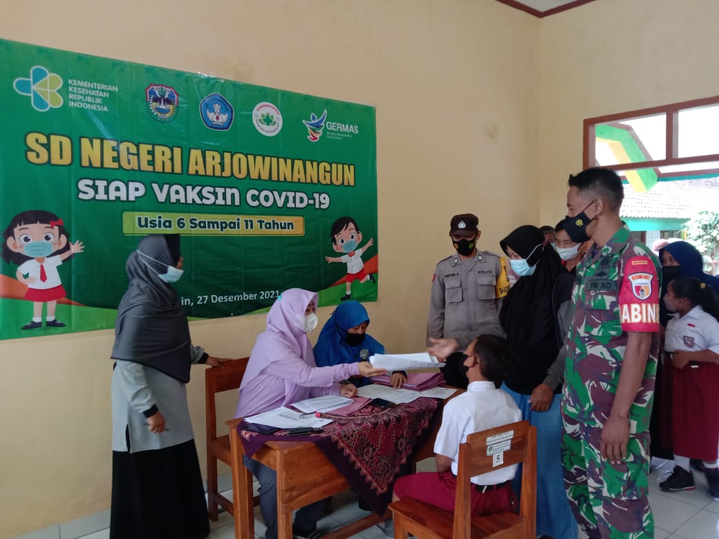 Peran Aktif Babinsa Koramil 0801/01 Pacitan Pantau Percepatan Vaksinasi Anak