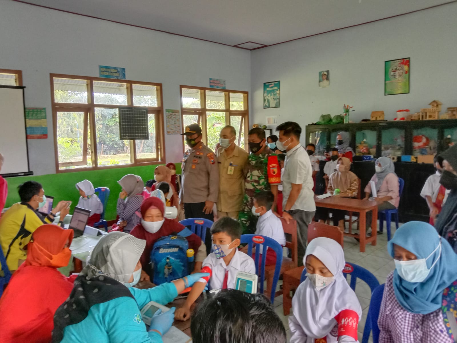 Danramil 0801/07 Ngadirojo Pantau Langsung Pemberian Vaksin di Sekolah Dasar