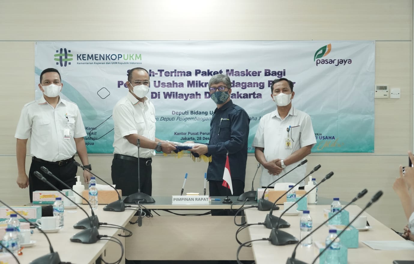 KemenKopUKM Bagikan Masker Bagi Pedagang Pasar di Jakarta Agar Tetap Disiplin Prokes