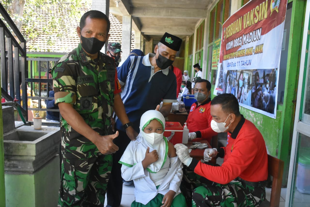 Kodim 0803/Madiun Gelar Serbuan Vaksinasi Anak Usia 6-11 Tahun di MI Sabilil Islam Dagangan