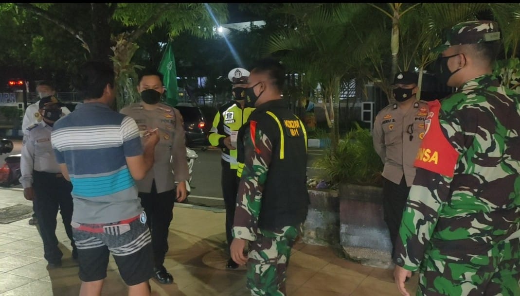 Patroli Protokol Kesehatan, Babinsa Koramil 0801/01 Pacitan Ajak Warga Memakai Masker