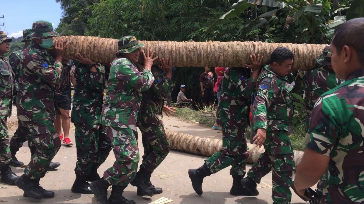 Jembatan di Lampung Putus, Prajurit Marinir TNI AL Bangun Jembatan Alternatif