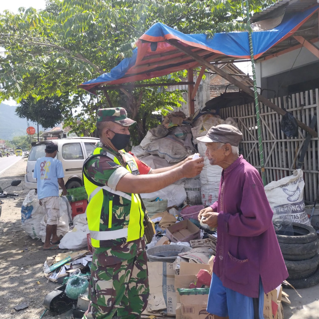 Perketat Protokol Kesehatan, Babinsa Koramil 0806/02 Pogalan Terus Bagikan Masker Kepada Warga