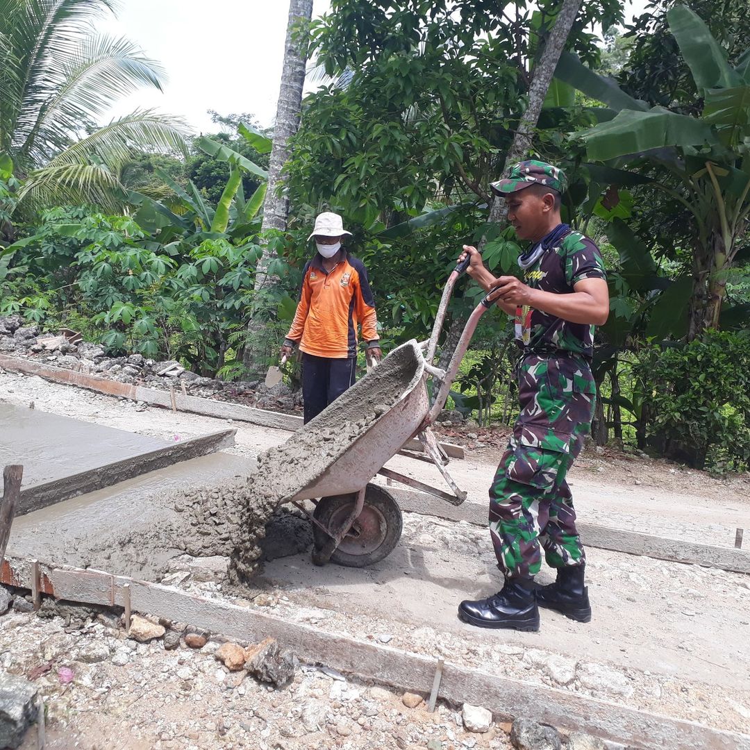 Bukti Kemanunggalan TNI-Rakyat, Babinsa Koramil 0801/10 Punung Membantu Cor Jalan