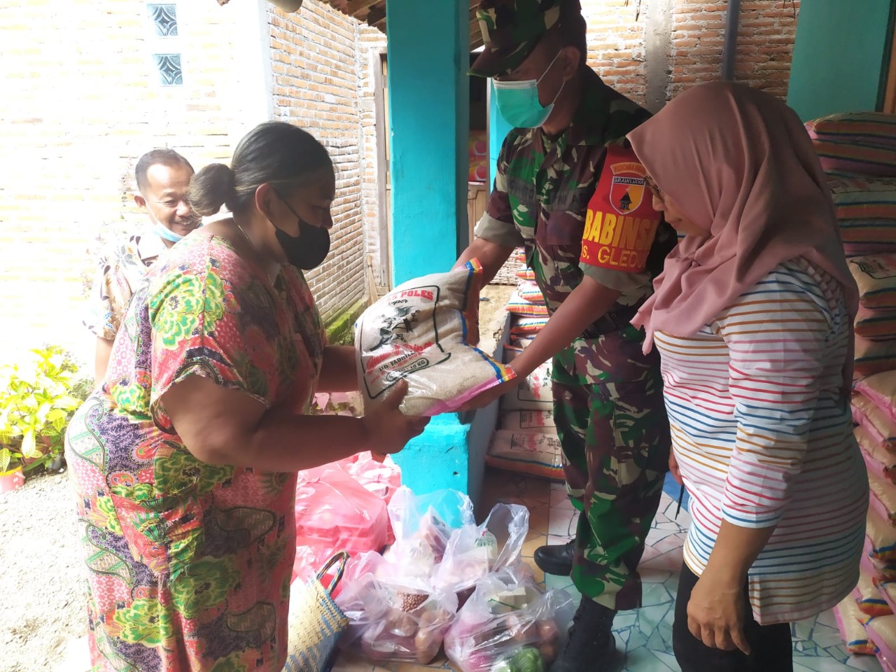 Pastikan Penyaluran BPNT Sesuai Protkes, Babinsa Sanankulon Dampingi Warga Binaannya