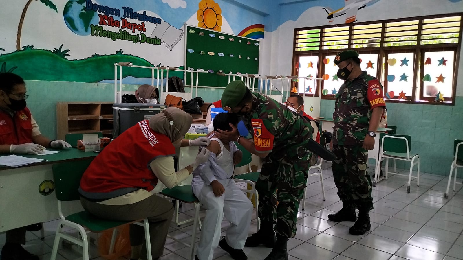 Ini Cara Babinsa Manguharjo Tenangkan Anak yang Takut di Vaksin