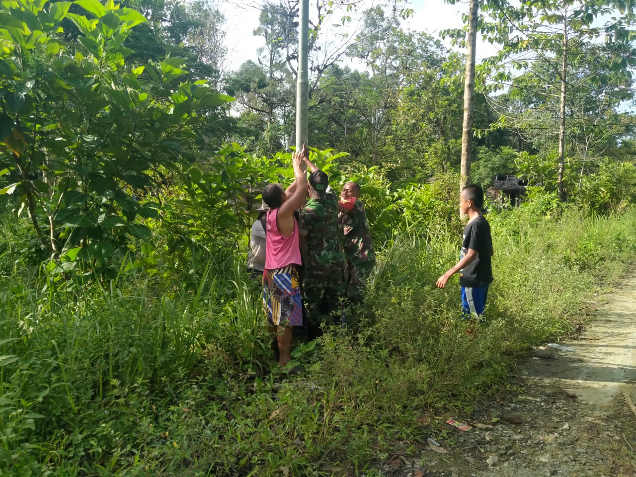 Manunggal Dengan Rakyat, Satgas Pamtas Yonif Mekanis 643/Wns Bantu Mendirikan Tiang Listrik Di Daerah Tanpa Listrik Di Perbatasan