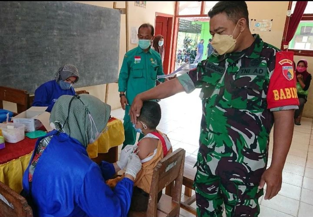 Koramil 0801/12 Pringkuku, Dampingi Vaksin Anak Usia 6-11 Tahun Pastikan Berlangsung Aman