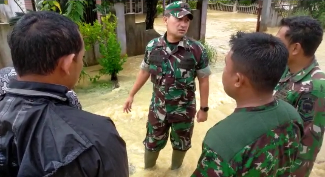 Datangi Lokasi Banjir, Dandim 0104/Atim Cek Dapur Umum Dan Beri Bantuan